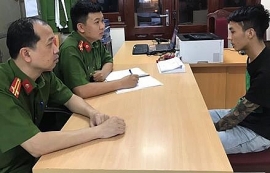 ly ky vu thanh nie n tron na quan chan trong xe khach