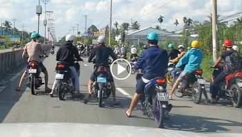 lai xuat hien nhom thanh nien chan duong quoc lo de dua xe