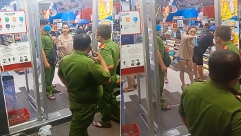 nguoi phu nu di sieu thi khong deo khau trang va cai ket