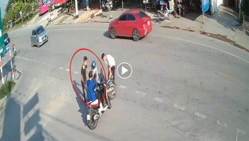 Hai nam thanh niên đi xe máy không đội mũ bảo hiểm, đâm vào xe đang sang đường do phóng nhanh