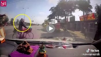Suýt đâm vào người phụ nữ đi xe đạp sang đường, câu nói của tài xế khiến nhiều người ngán ngẩm