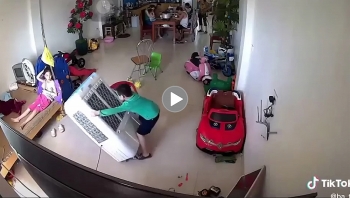 chau nghich ngom khien ong bi giat dien ca nha nhao nhac