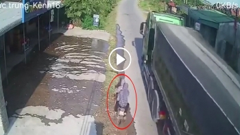 vuot xe ben roi truot nga 2 nguoi phu nu may man thoat nan