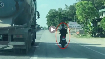 di song song voi xe bon de tranh nang thanh nien can tro nhieu phuong tien luu thong