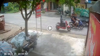 thanh nien di xe may can 3 gay tai nan kinh hoang