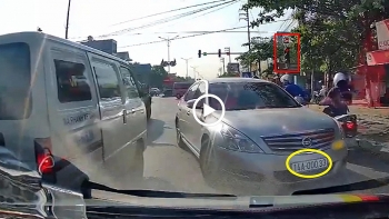 oto 4 cho ngang nhien chay nguoc chieu ngay tai den do