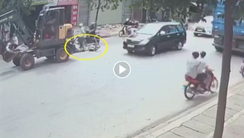 khoanh khac may xuc lao nhu bay vao nguoi di xe dap