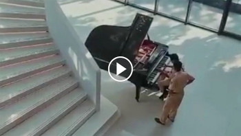 nang luong tich cuc bat ngo thich thu truoc hinh anh csgt choi piano