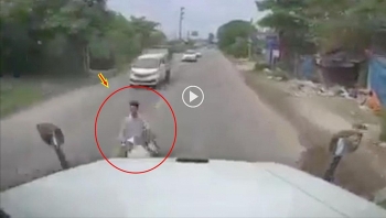 khoanh khac nam thanh nien vuot au dau dau xe container