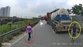 tai xe va phu xe chen ep chan xe khac giua duong cam xa beng va gay 3 khuc noi chuyen