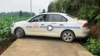 pha quay dau xe dinh cao cua mot tay lai nu