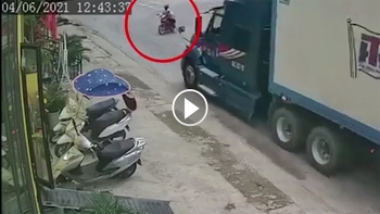 container phanh chay lop tong vang 2 nguoi di xe may