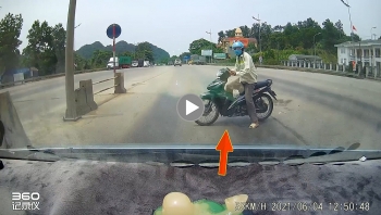 o to dam nhe vao xe may vi khuat tam nhin khi qua tram thu phi bo hoang