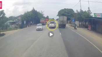 xe ban tai di lui tren quoc lo 1a mac ke cac xe khac tranh ne