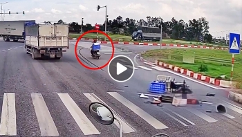 xe may vuot au tong vao duoi xe tai khien 1 nguoi thuong vong