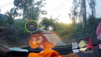 thanh nien dung sung hoi lien tuc doa nat chan xe o to vi cho rang tai xe khong nhuong duong