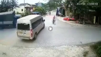 xe tai va cham kinh hoang voi o to 16 cho lao