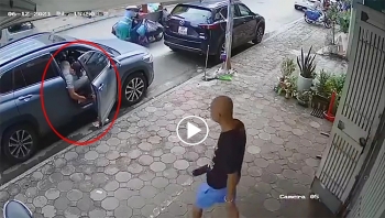 Thanh niên vứt rác từ ô tô ra, bị người đàn ông dậy cho bài học “nhớ đời”