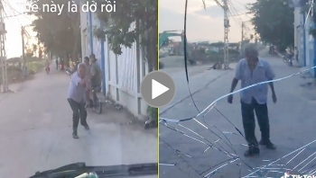 tai xe ta hoa khi cu ong cam gach nem lien tiep vao xe o to