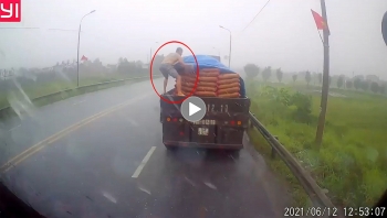 nang luong tich cuc tai xe duoi theo xe cho xi mang giup dong nghiep luc troi mua to