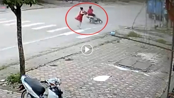 nguoi phu nu di bo duoi long duong vo tinh gay tai nan