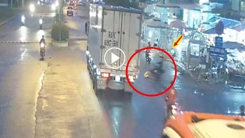 tai xe oan gia khi bi nam thanh nien lao vao banh xe tu tu