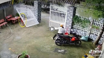 thot tim canh cong sat cong do ap vao ca hai em nho