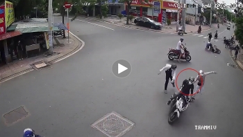 Kịch tính cảnh người dân cùng lực lượng chức năng vây bắt 2 tên trộm xe máy giữa phố