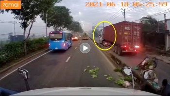 container di vao lan xe may gay tai nan cho xe khac roi bo chay