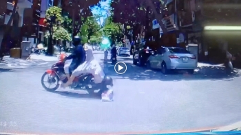 co gai nga sap mat ngay truoc dau xe o to vi ao chong nang