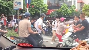 toan canh vu 2 nguoi dan ong ti thi giua duong khien ca pho nao loan