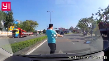 va cham voi chiec mercedes cu ong di xe dap dien nguy kich