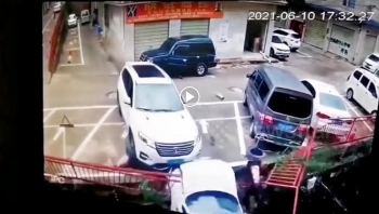 nham chan ga nu tai xe un bay o to dang do doi dien