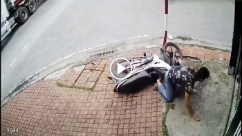 sau va cham voi container thanh nien tong thang xe may vao cot bien bao