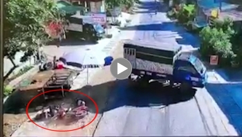 Khoảnh khắc xe tải lùi trúng xe máy khiến 1 người tử vong