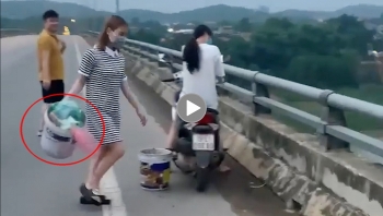 Hai cô gái thản nhiên đổ rác xuống sông mặc người dân khuyên can