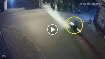 khoanh khac nam thanh nien di xe may mat lai tong vao tuong nguy kich