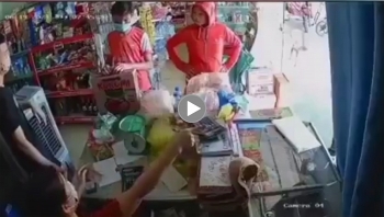 di mua do khong deo khau trang nguoi phu nu thai do thach thuc khi bi duoi ra ngoai