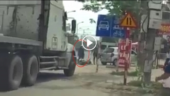 tai xe container cam mu coi danh nguoi dan ong di xe may vi sang duong au