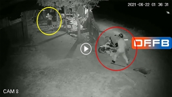 chu nha dung gay gach da quyet chien voi trom cho trong dem