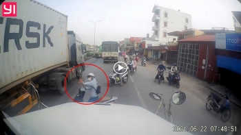 nang luong tich cuc nguoi phu nu cui dau cam on tai xe container nhuong duong