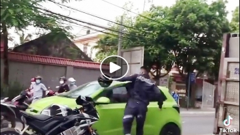 phuot thu duoi theo chan dau xe o to de giai quyet mau thuan