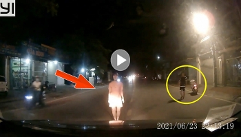 cai nhau voi nguoi yeu co gai quay ra duong chan dau xe o to