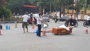 xe tai vao cua thieu quan sat tong trung nguoi phu nu di bo