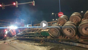 khoang khac kinh hoang khi o to dau keo phanh gap tranh xe may vuot den do