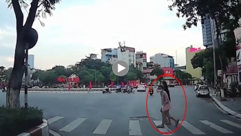 nang luong tich cuc nu sinh cui dau cam on bac tai xe nhuong duong o ha noi