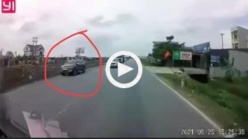 them hinh anh tu goc camera khac ghi lai vu va cham voi xe csgt khien nu sinh lop 7 tu vong