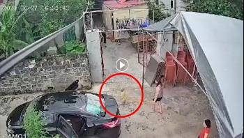 be trai bi o to tong trung trong luc choi dua truoc dau xe