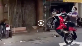 thanh nien bieu dien boc dau xe may va cai ket nga sap mat