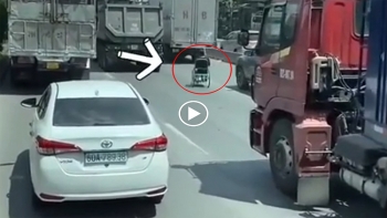 thanh nien di xe lan luon lach giua rung o to tren quoc lo